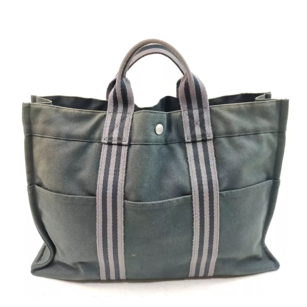 Large Hermes canvas bag. Authentic. I will gladly accept $501
So it goes to posh